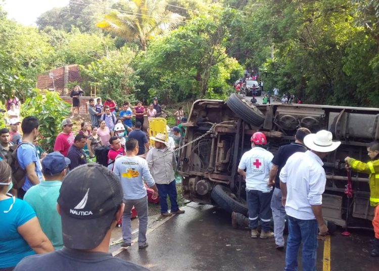 Diez lesionados al volcar microbús en carretera Longitudinal del Norte
