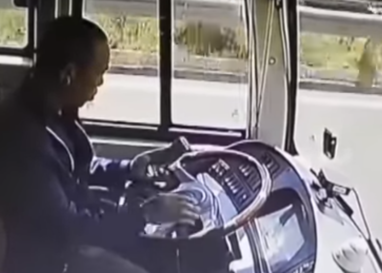 VÍDEO | Un chófer de autobús provoca una accidente por usar su teléfono móvil