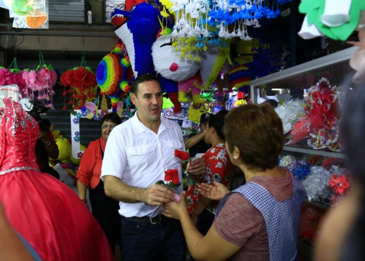 Alcalde de San Salvador festeja a las madres del Mercado Central
