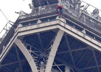 Torre Eiffel evacuada por la presencia de un escalador