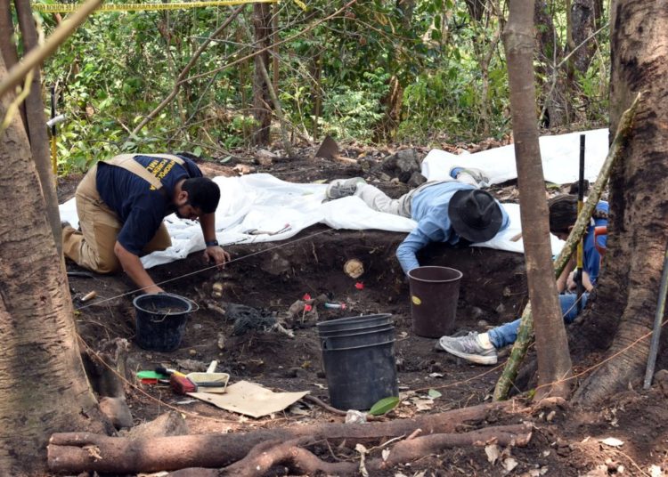 Exhuman ocho cadáveres en Cacaopera relacionados con masacre de El Mozote