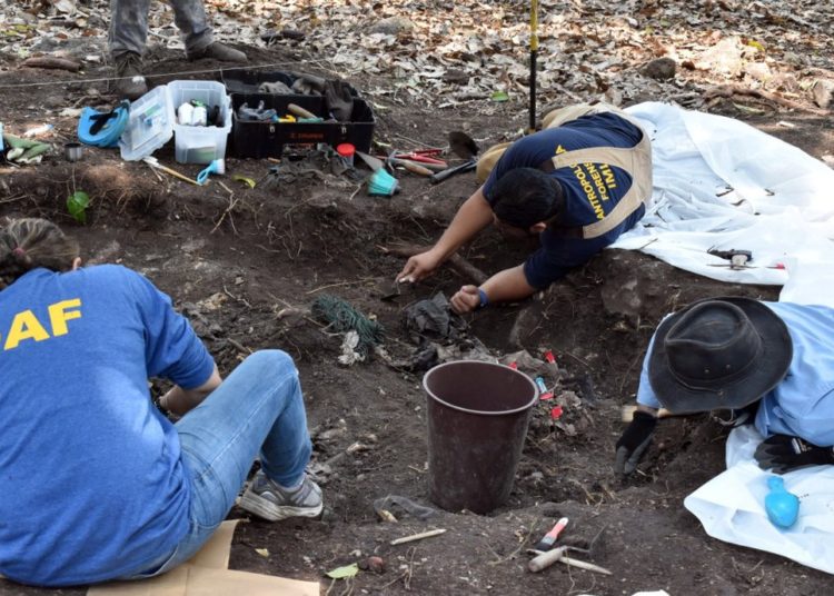 Exhuman ocho cadáveres en Cacaopera relacionados con masacre de El Mozote