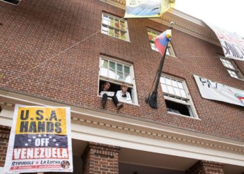 Activistas pro Maduro son desalojados de embajada de Venezuela en Washington