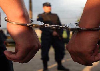 Condenan a dos policías por robar una pistola