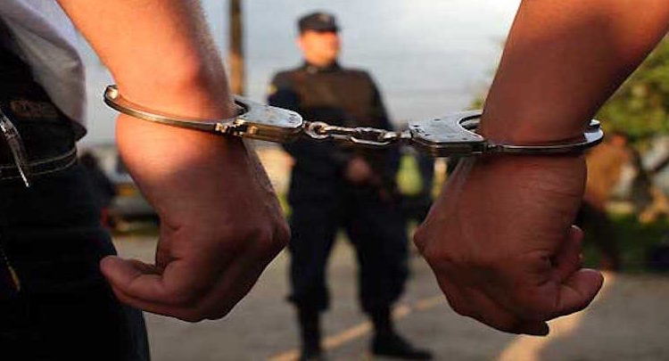 Condenan a dos policías por robar una pistola