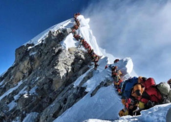 Atasco de alpinistas en el Monte Everest causa dos muertes más