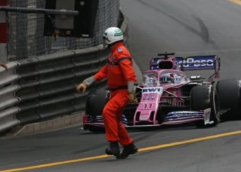 (Video) Piloto mexicano casi atropella a dos comisarios en el GP de Mónaco