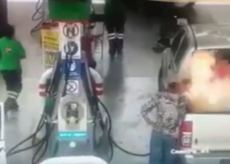 (Video) Padre e hija resultan quemados al llenar un bidón con gasolina en Querétaro, México