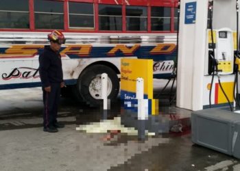 Hombre fallece tras explotar llanta de autobús en Guatemala