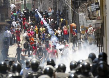 La policía dispersa protesta de maestros y médicos en Honduras