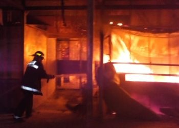 Incendio consume seis puestos en mercadito de Altavista