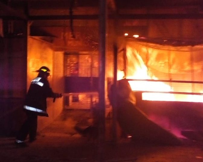 Incendio consume seis puestos en mercadito de Altavista