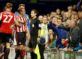 (Video) Fanático golpeó a patadas a un jugador del Sunderland