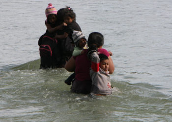 Muere bebé y desaparecen dos niños, al volcar balsa en la que cruzaban río en frontera de EE.UU.