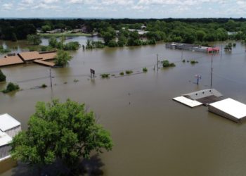 Inundaciones históricas rompen diques y amenazan a las comunidades en EE.UU.