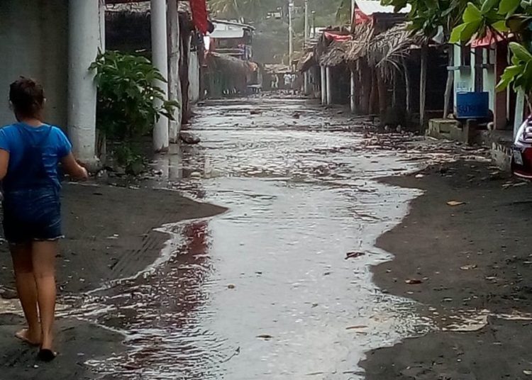 (Vídeo) Inundaciones en el litoral salvadoreño por fenómeno de mareas vivas