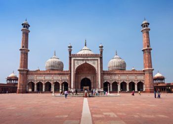 (VIDEOS) India: Prohíben a los turistas la entrada a una mezquita porque se graban bailando