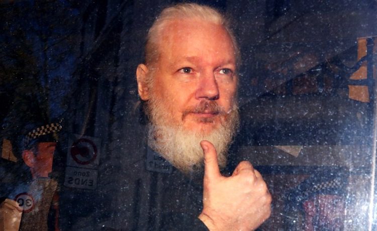 Julian Assange no asiste a su audiencia por problemas de salud