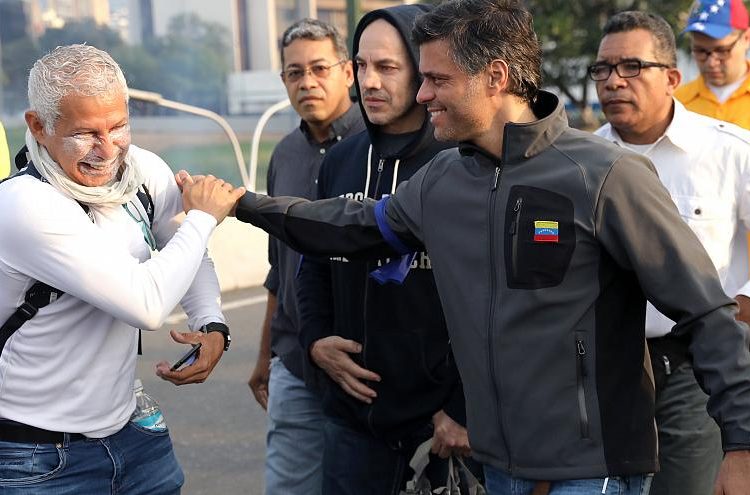 Leopoldo López y su familia se trasladaron a la embajada de España
