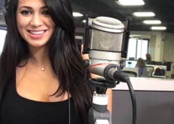 (VIDEO) Locutora tras perder apuesta lava autos en bikini en calles de Nueva York