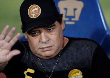 Maradona detenido en el aeropuerto de Buenos Aires