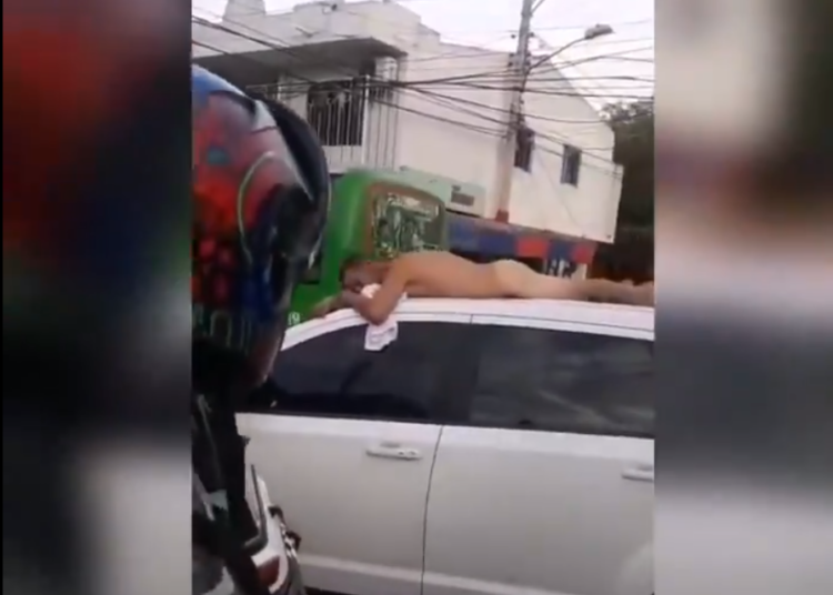 (Video) Por infiel, marido es paseado desnudo en el techo de un auto por su mujer