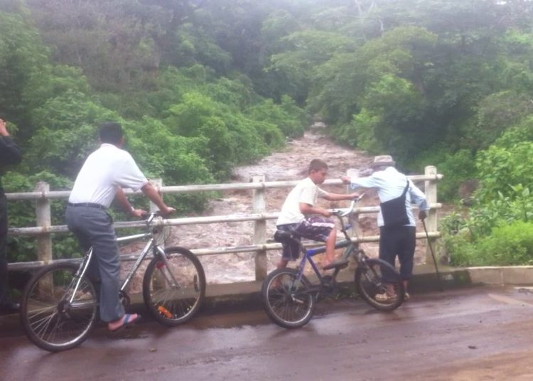 Río de Tamanique arrastra a tres personas