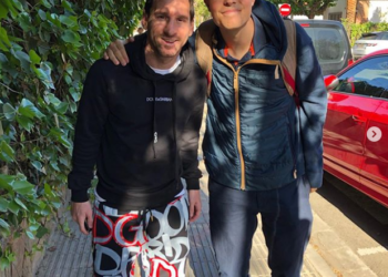 Lionel Messi en una foto con un fanático y su extravagante pantalón