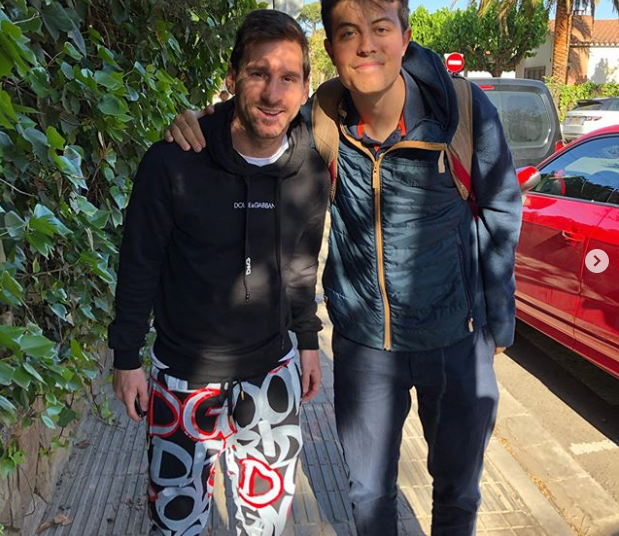 Lionel Messi en una foto con un fanático y su extravagante pantalón