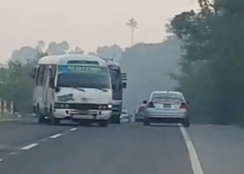 Microbuseros de ruta 38-C circulan en sentido contrario en Carretera de Oro