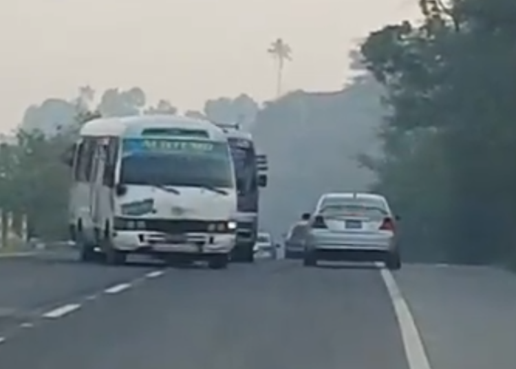 Microbuseros de ruta 38-C circulan en sentido contrario en Carretera de Oro