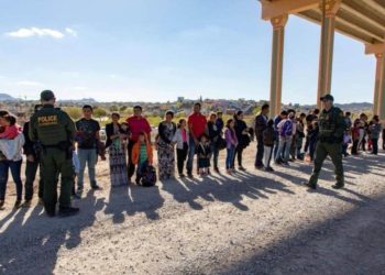 En un solo día la Patrulla Fronteriza detuvo a 2,200 inmigrantes en el Paso, Texas