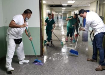 Alcalde de San Miguel se suma a labores de limpieza del Hospital San Juan de Dios