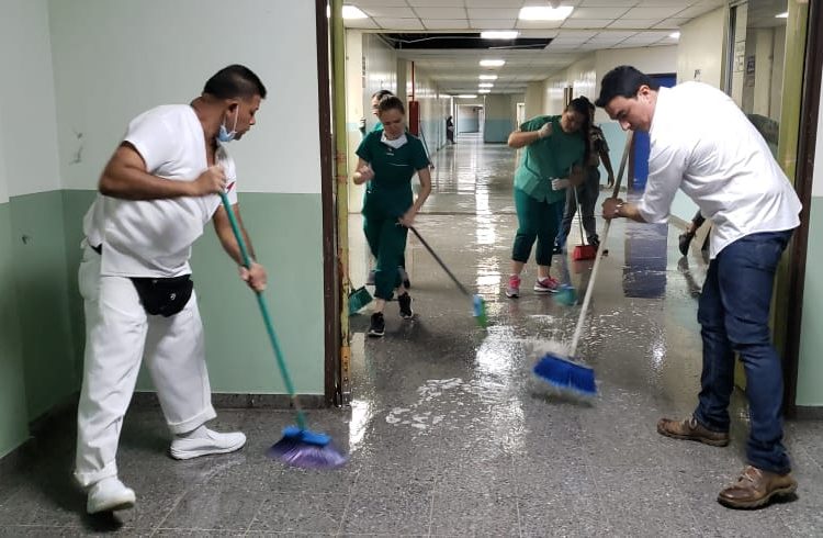 Alcalde de San Miguel se suma a labores de limpieza del Hospital San Juan de Dios