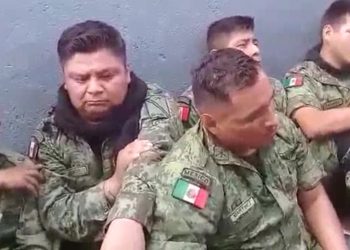 (Video) Presuntos autodefensas someten a militares y los despojan de sus armas en México