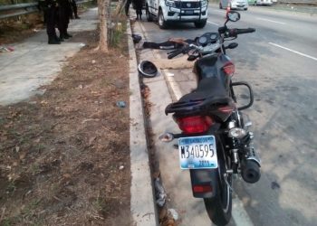 Jóvenes tratan de huir en moto y atropellan a un agente de la PNC
