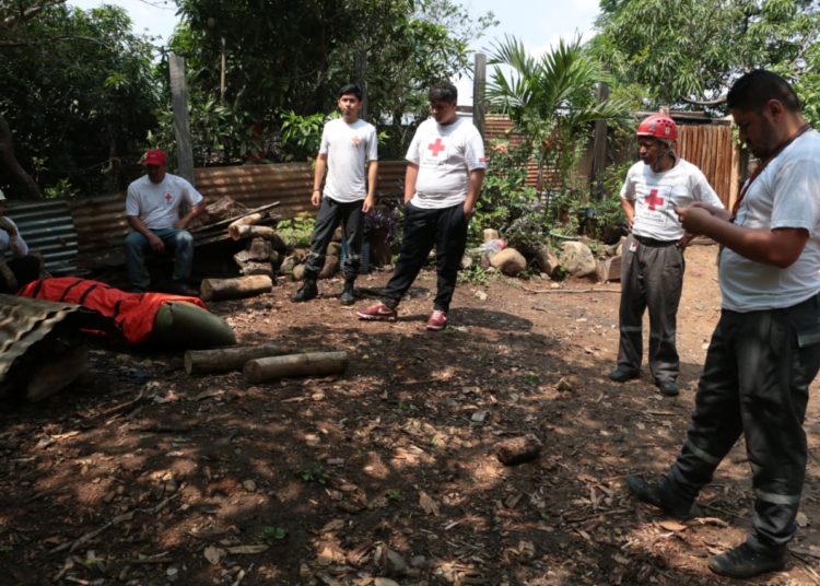 Rescatan cadáver de joven arrastrada por río Tamanique