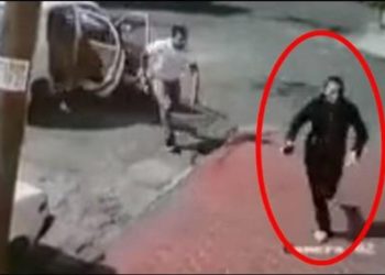 (VIDEO) Una mujer se salva de ser secuestrada a plena luz del día en México gracias a su rápida reacción