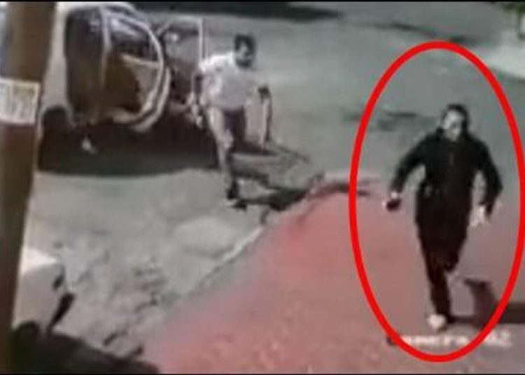 (VIDEO) Una mujer se salva de ser secuestrada a plena luz del día en México gracias a su rápida reacción