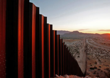 Juez federal impide a Trump asignar fondos militares para construir muro en frontera con México