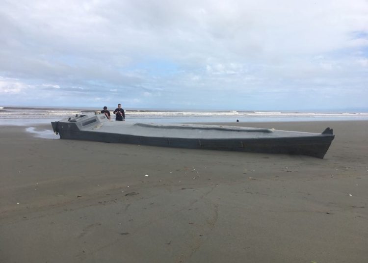 Narcos abandonan semisumergible con 2 toneladas de cocaína en Costa Rica