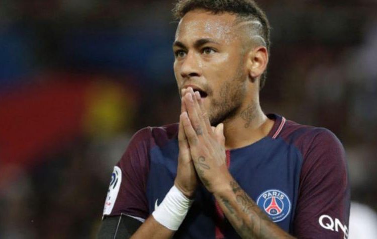Neymar, suspendido tres partidos por agredir a un aficionado