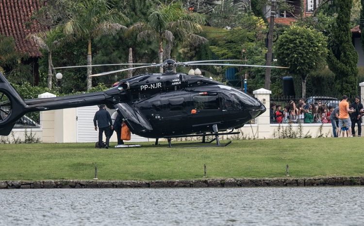 Neymar llega en helicóptero al entrenamiento de la selección de Brasil