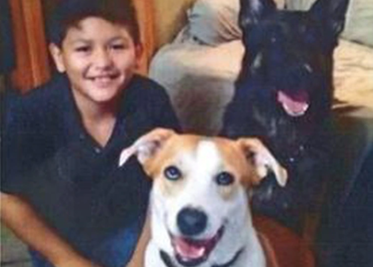 Detienen a padres que dejaron morir de hambre a su hijo de 12 años en Estados Unidos