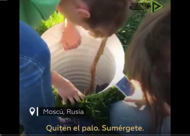 (Video) Un menor baja de cabeza por una tubería para rescatar a una niña en Rusia