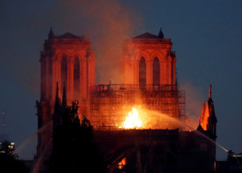 Catedral de Notre Dame podría derrumbarse por fuertes vientos advierte informe