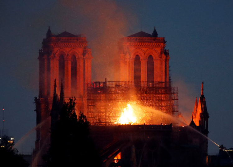 Catedral de Notre Dame podría derrumbarse por fuertes vientos advierte informe