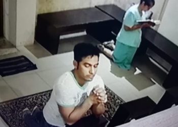 FOTOS | Cámaras de parroquia captan a un asaltante que fingía orar