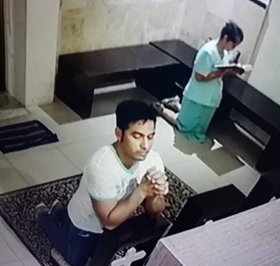 FOTOS | Cámaras de parroquia captan a un asaltante que fingía orar