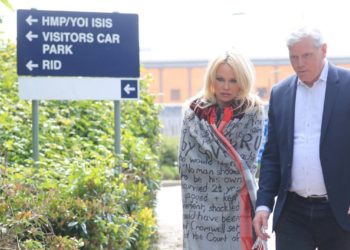 Pamela Anderson visitó a Julian Assange en prisión